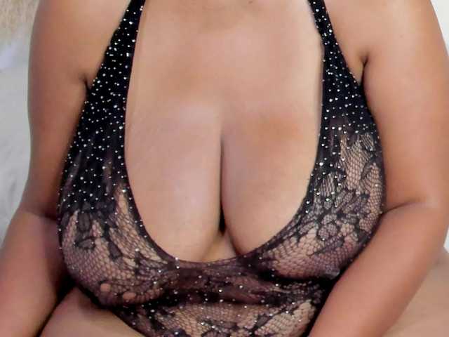 Shakebigass's BongaCams show and profile