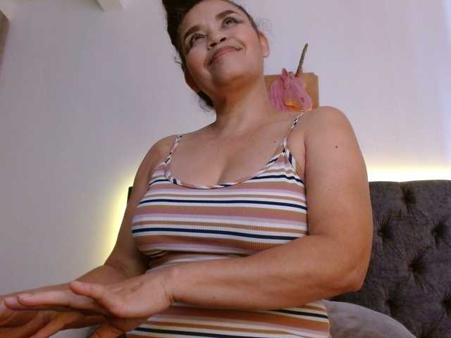 Candela-lat's BongaCams show and profile