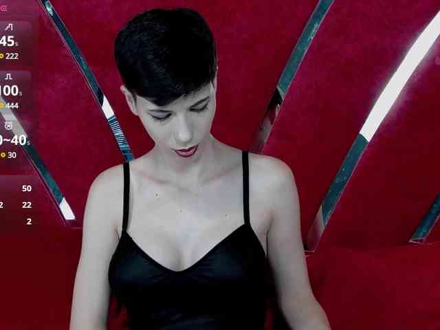 RoxxyRouge webcam