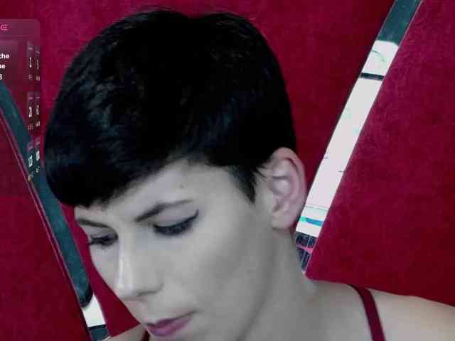 RoxxyRouge webcam