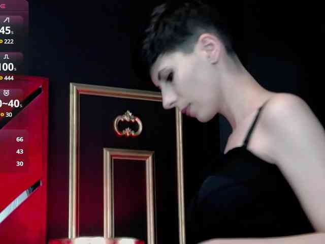 RoxxyRouge webcam