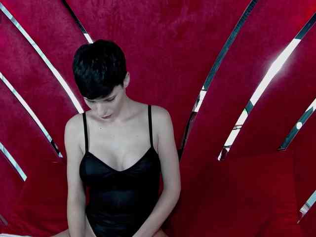 RoxxyRouge webcam