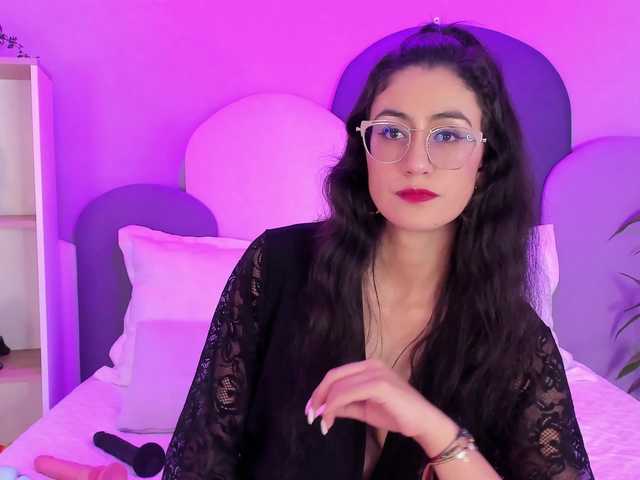 le modèle SophieGomez2 est en webcam porno dans un show sur le site bongacams, il possède les tags suivants: Latino/Hispanic,Brunette,Trimmed