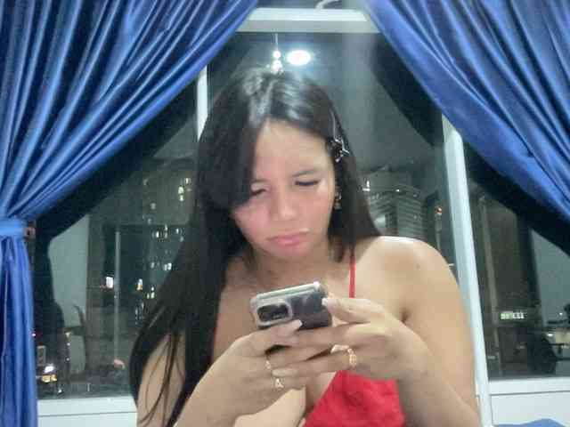 HOTFILIPINAHUGEBOOBS webcam
