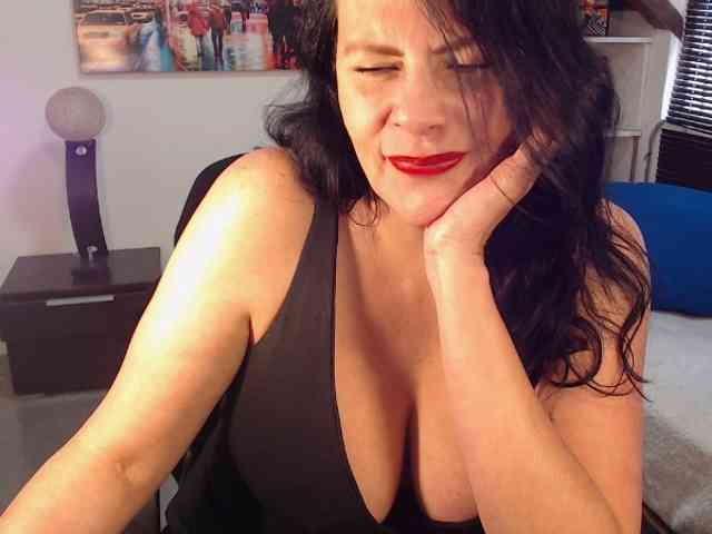 MilfLatina69 webcam