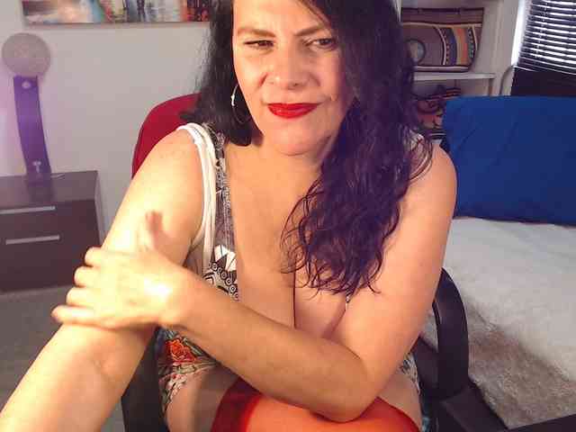 MilfLatina69 webcam