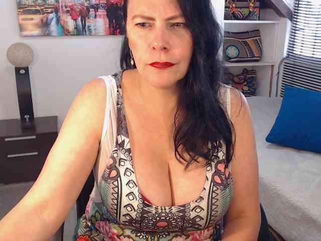 MilfLatina69 webcam