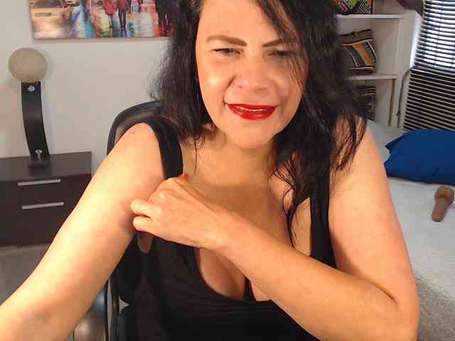 MilfLatina69 webcam