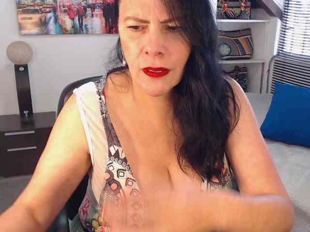 MilfLatina69 webcam