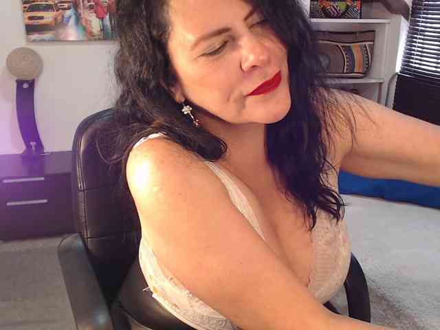 MilfLatina69 webcam