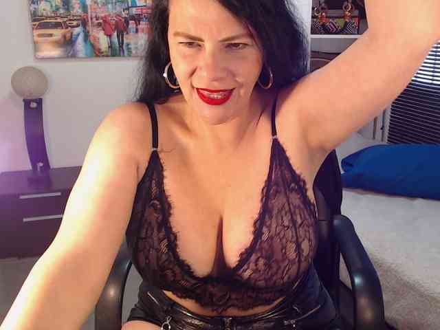 MilfLatina69 webcam