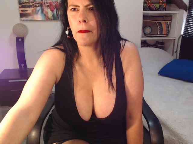 MilfLatina69 webcam