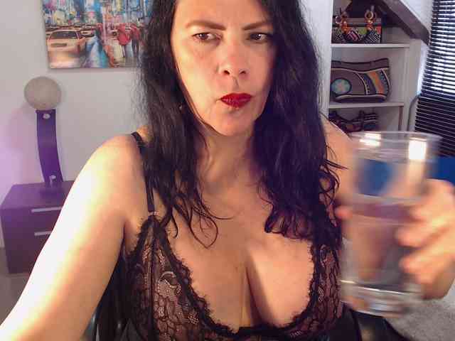 MilfLatina69 webcam