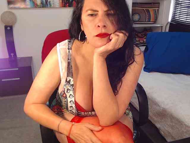 MilfLatina69 webcam