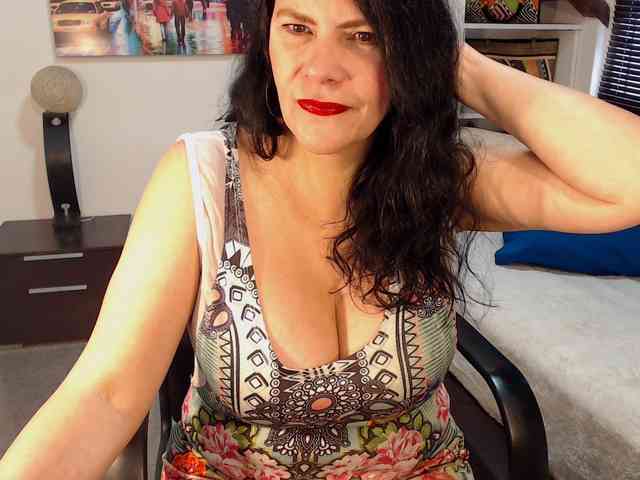 MilfLatina69 webcam