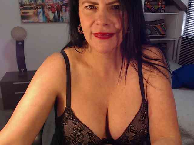 MilfLatina69 webcam