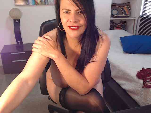 MilfLatina69 webcam
