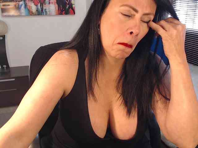 MilfLatina69 webcam
