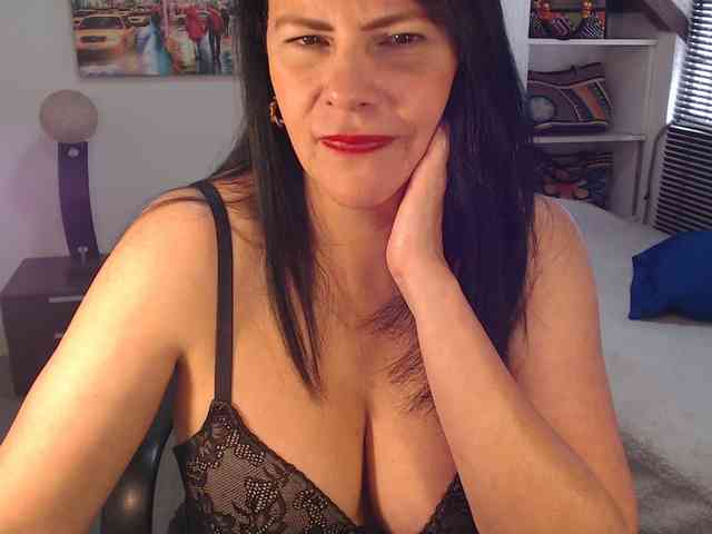 MilfLatina69 webcam