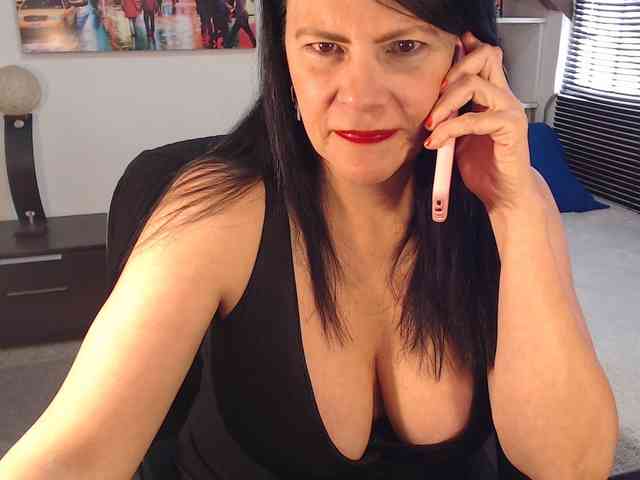 MilfLatina69 webcam
