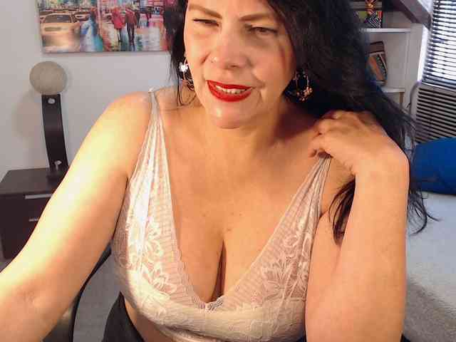 MilfLatina69 webcam