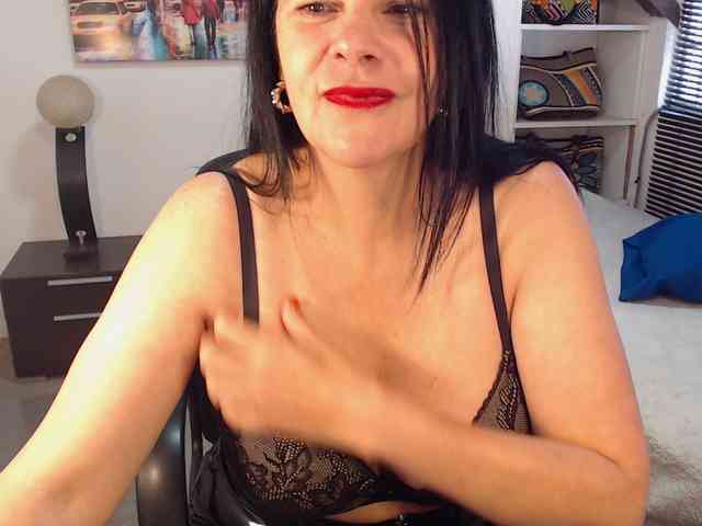 MilfLatina69 webcam