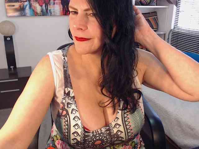 MilfLatina69 webcam