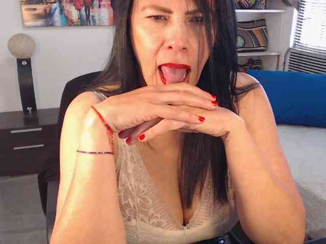 MilfLatina69 webcam