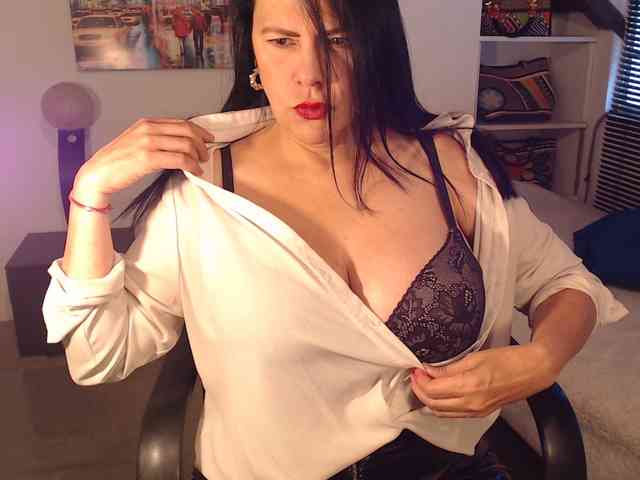 MilfLatina69 webcam