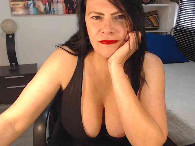 MilfLatina69 webcam