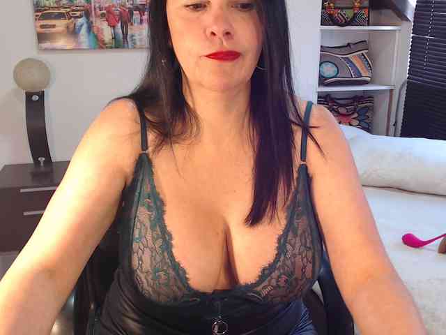 MilfLatina69 webcam