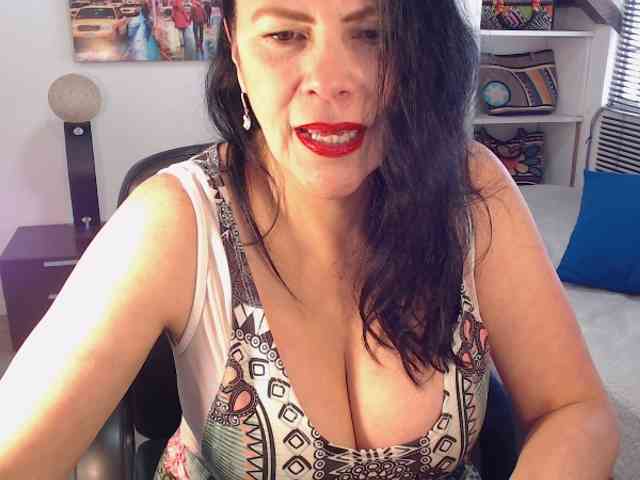 MilfLatina69 webcam