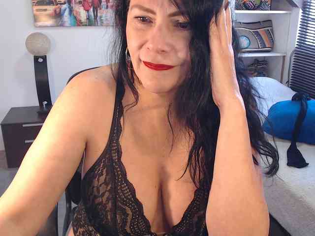 MilfLatina69 webcam