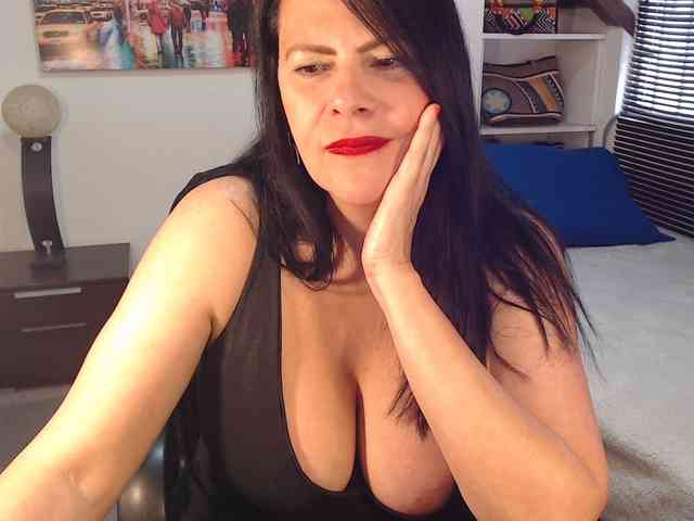 MilfLatina69 webcam