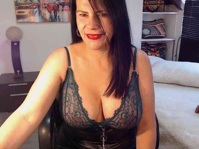 MilfLatina69 webcam