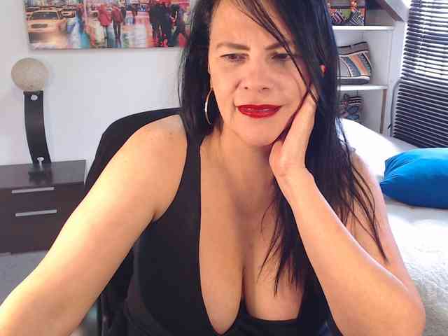 MilfLatina69 webcam