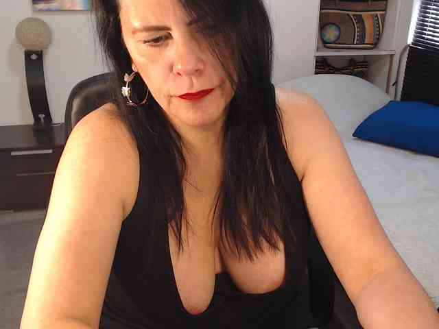MilfLatina69 webcam