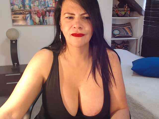 MilfLatina69 webcam