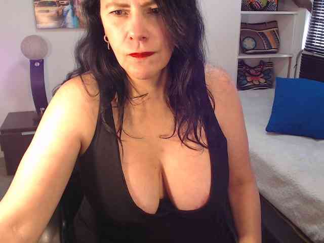 MilfLatina69 webcam