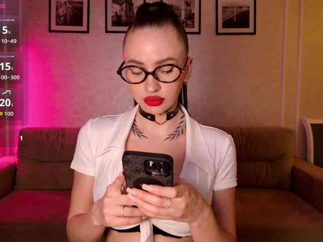 -moon-girl-18 webcam