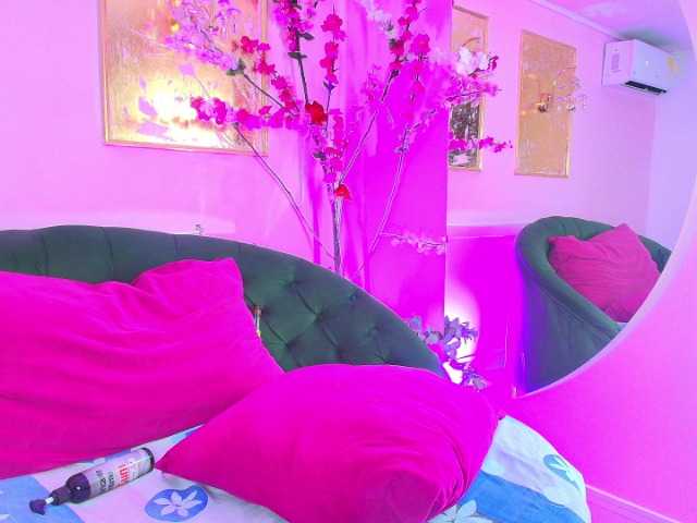 SCARLETTE04's BongaCams show and profile