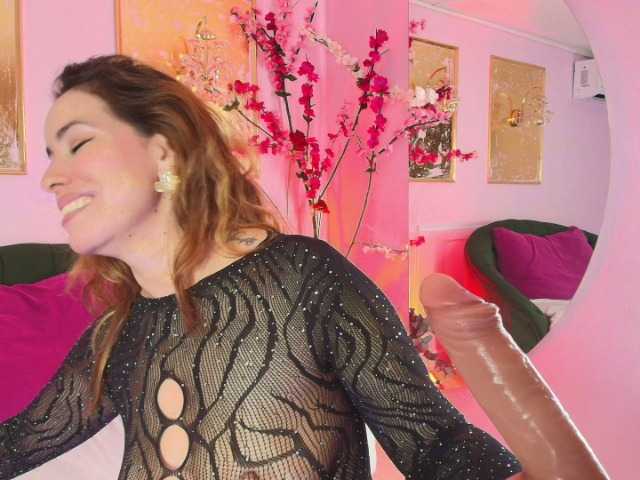 SCARLETTE04's BongaCams show and profile