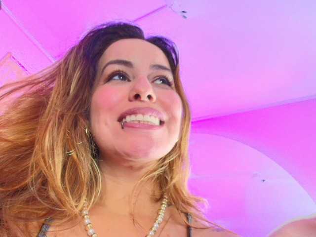 SCARLETTE04's BongaCams show and profile