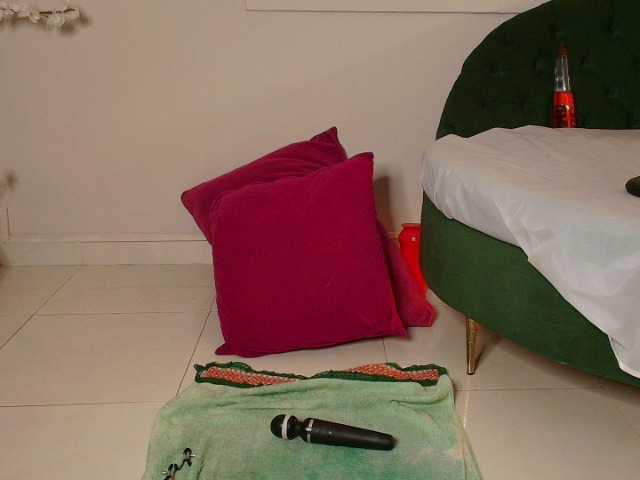 SCARLETTE04's BongaCams show and profile