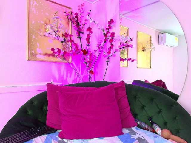 SCARLETTE04's BongaCams show and profile