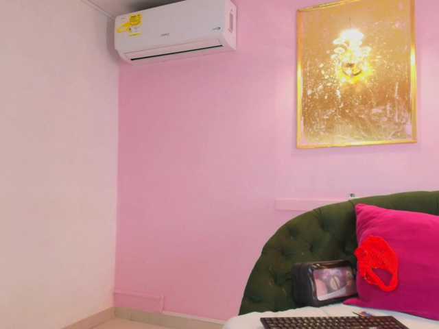 SCARLETTE04's BongaCams show and profile