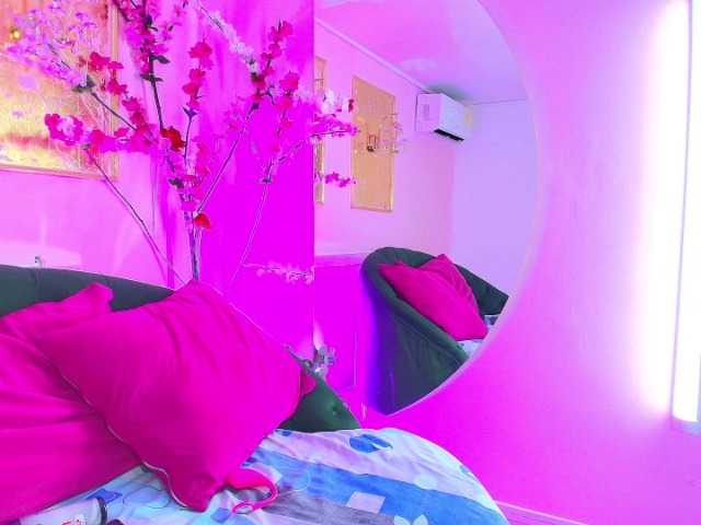 SCARLETTE04's BongaCams show and profile