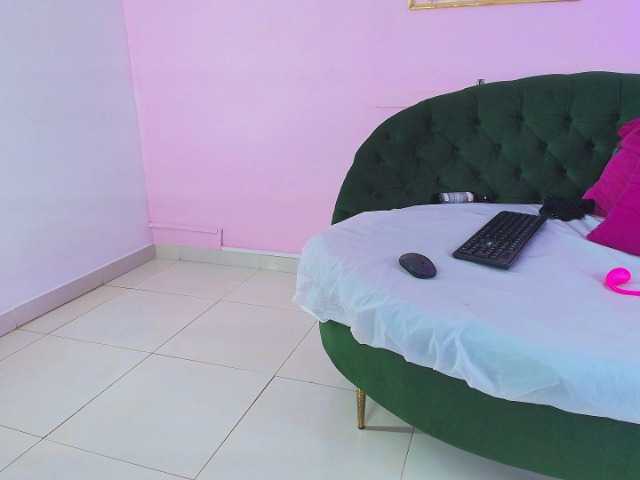 SCARLETTE04's BongaCams show and profile