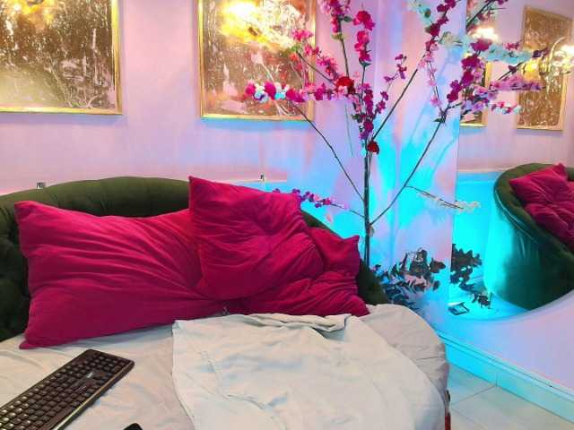 SCARLETTE04's BongaCams show and profile