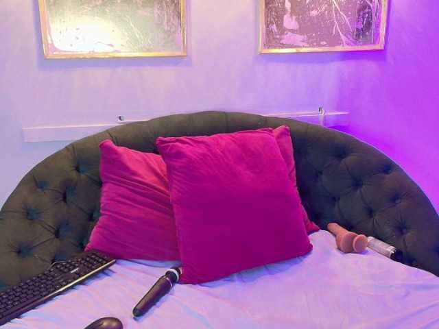 SCARLETTE04's BongaCams show and profile